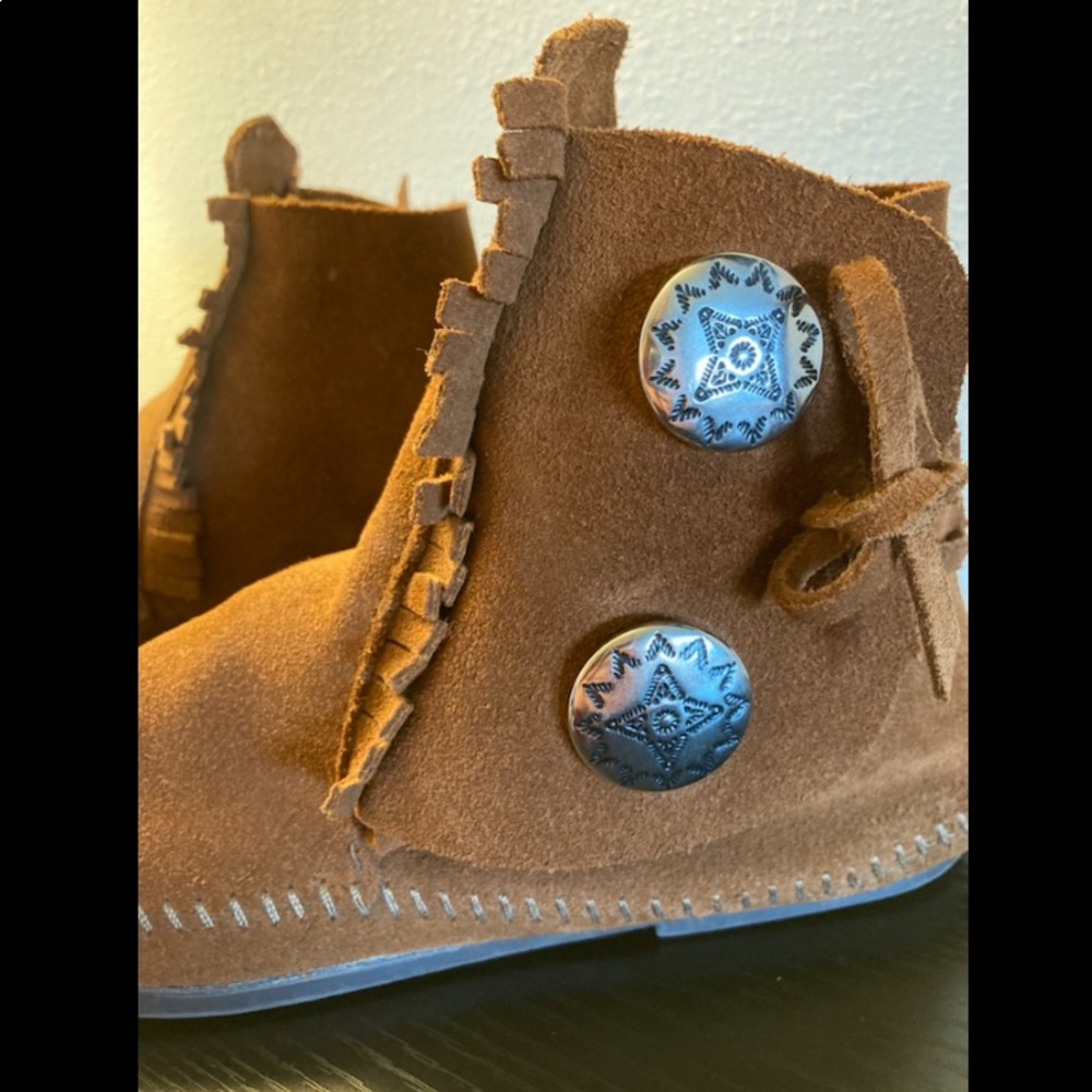 Minnetonka Women’s Two Button Hardsole Boot